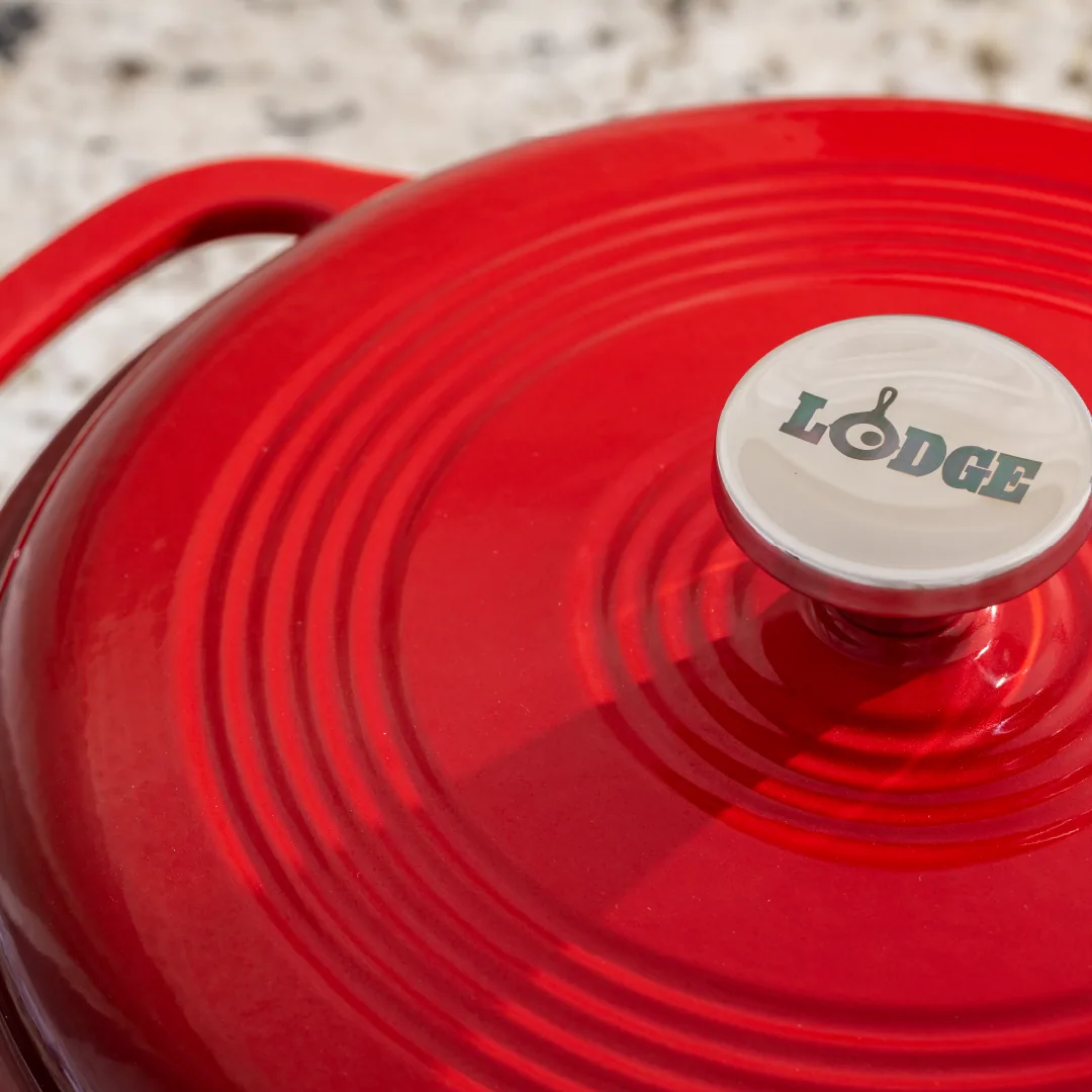 Close-up of the enamel lid and stainless knob.