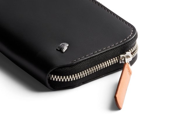 Bellroy Folio Mini: Leather edge and zipper detail.