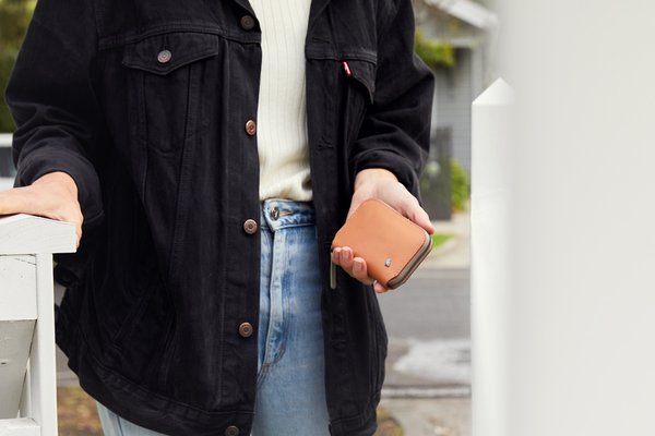 Bellroy Folio Mini: Lifestyle photo shows a different leather color from the black product images.