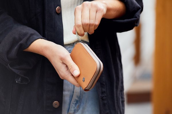 Bellroy Folio Mini: Manufacturer demonstration of the opening motion.
