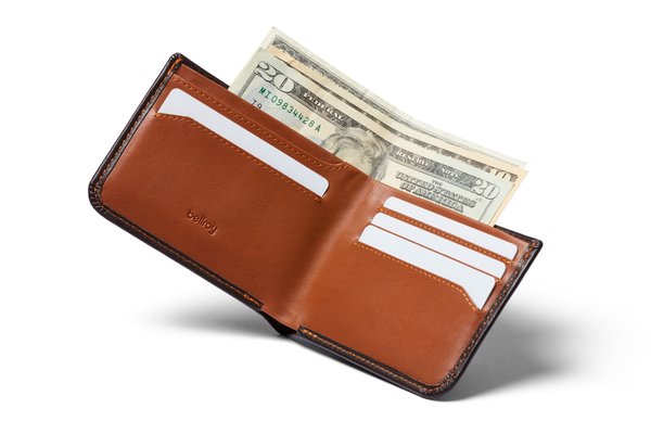 Bellroy Hide & Seek: Flat notes sit behind the card panels.