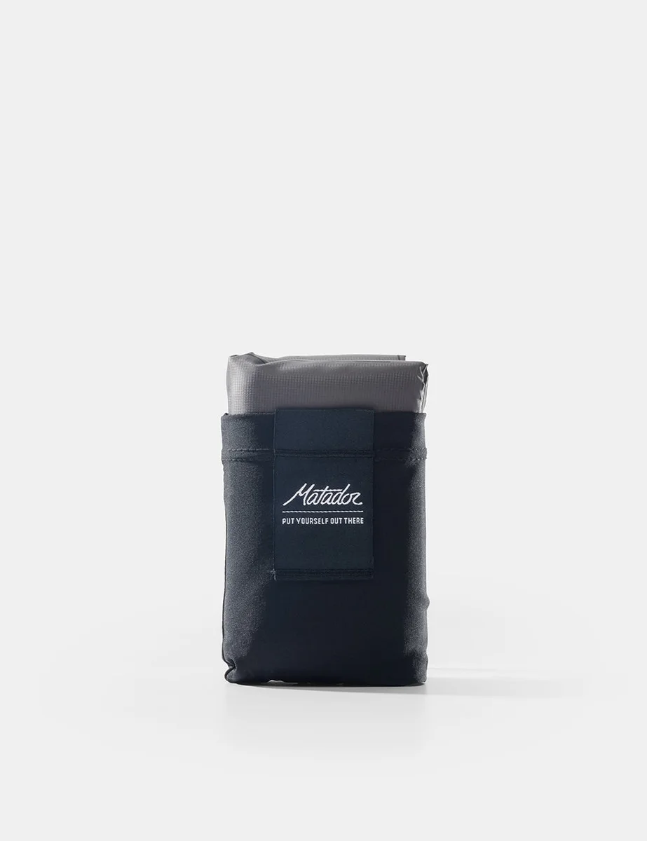 Matador Pocket Blanket 4.0 black pouch with charcoal mat