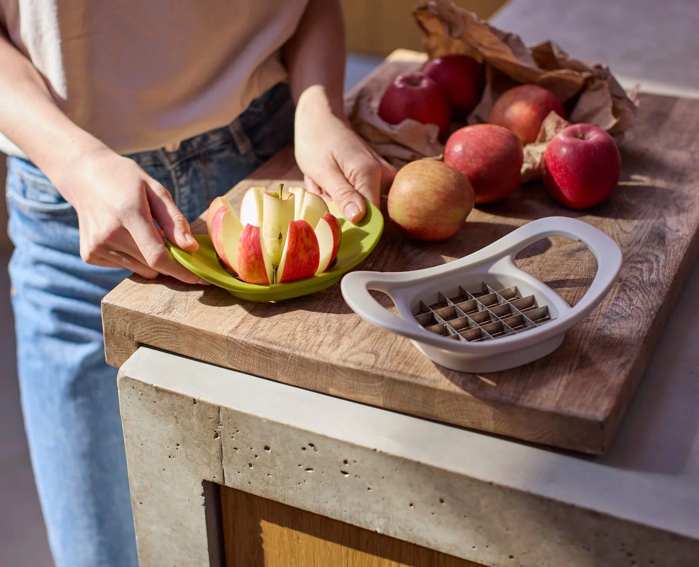 Joseph Joseph Nest™ Press 2-in-1 Fruit & Vegetable Cutter — product detail 3