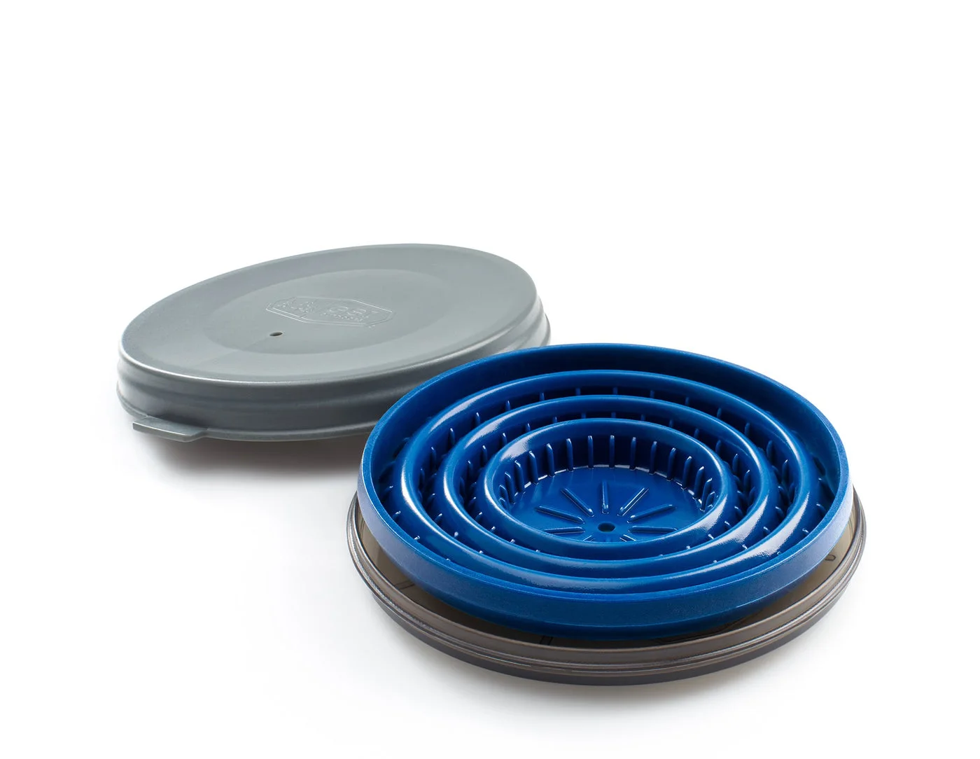 Collapsing the bellows reduces packed height, not the diameter of the base.