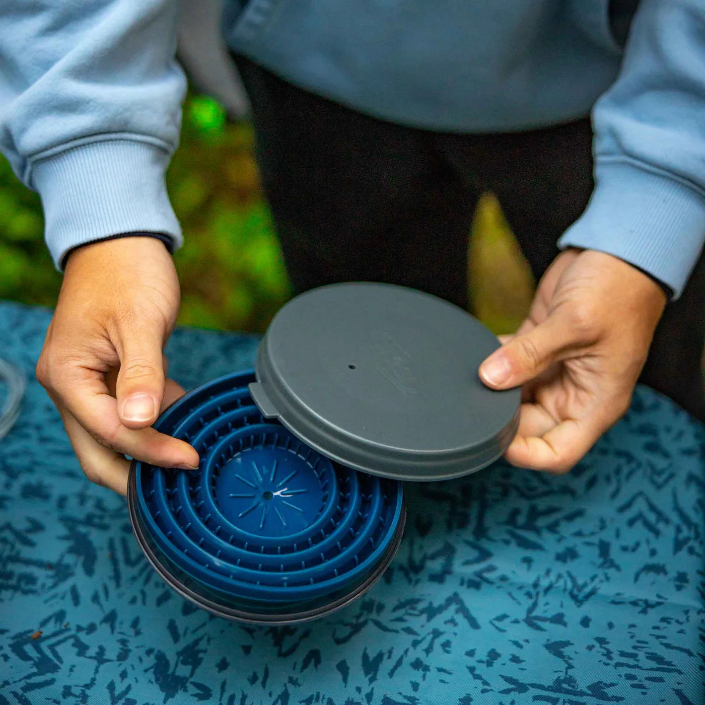 The cover protects the packed cone and also works as a resting trivet.