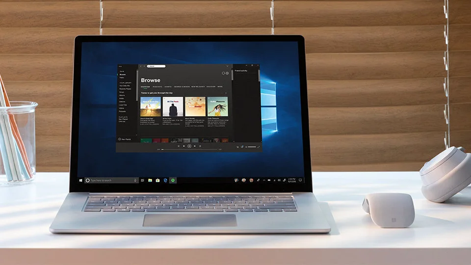 Manufacturer laptop setup with the matching light-grey mouse.
