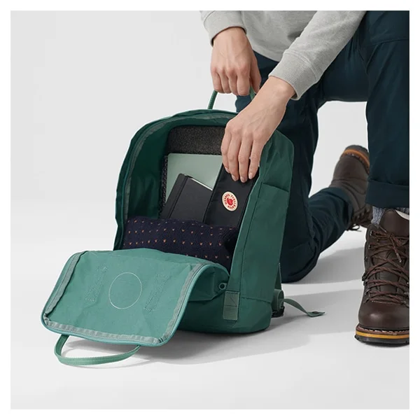 The removable foam seat pad, demonstrated on a green Original Kanken; it is not a padded computer compartment.