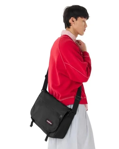Shoulder-carry reference illustrates the messenger's position; personal fit varies.