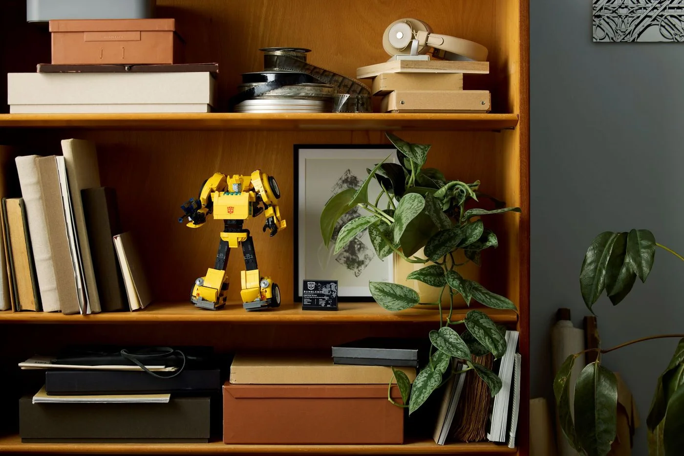Robot mode displayed on a shelf; furniture and decor not included.