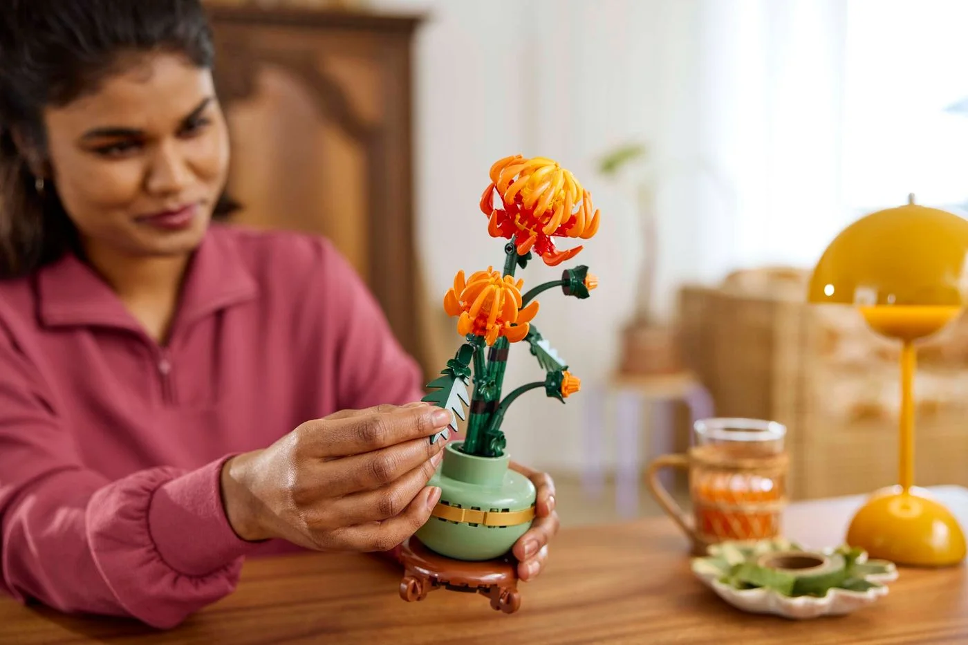Manufacturer lifestyle scene assembling the included potted model.