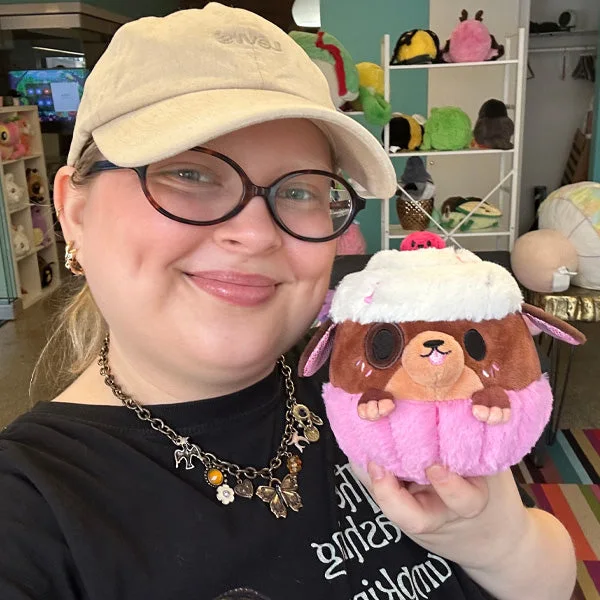 Snacker Chocolate Pupcake S1E1 Plush — manufacturer reference view 4