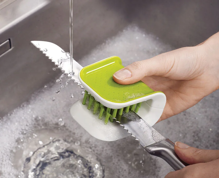 Manufacturer demonstration of knife cleaning; follow the safety instructions.