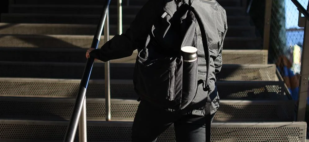 Manufacturer carrying scene with the same 500ml design in White; selected offer is Black.