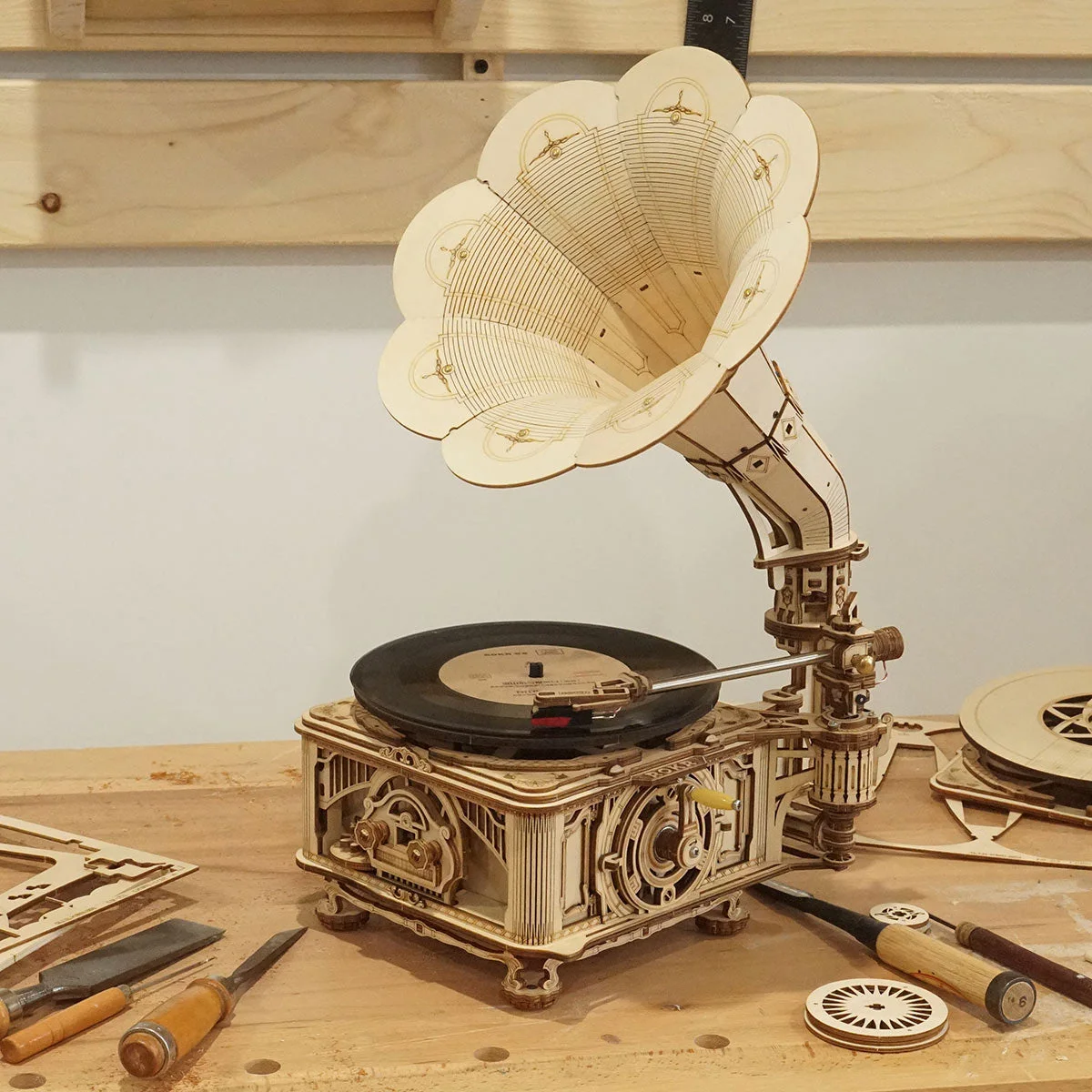 Manufacturer table display showing the horn and crank.
