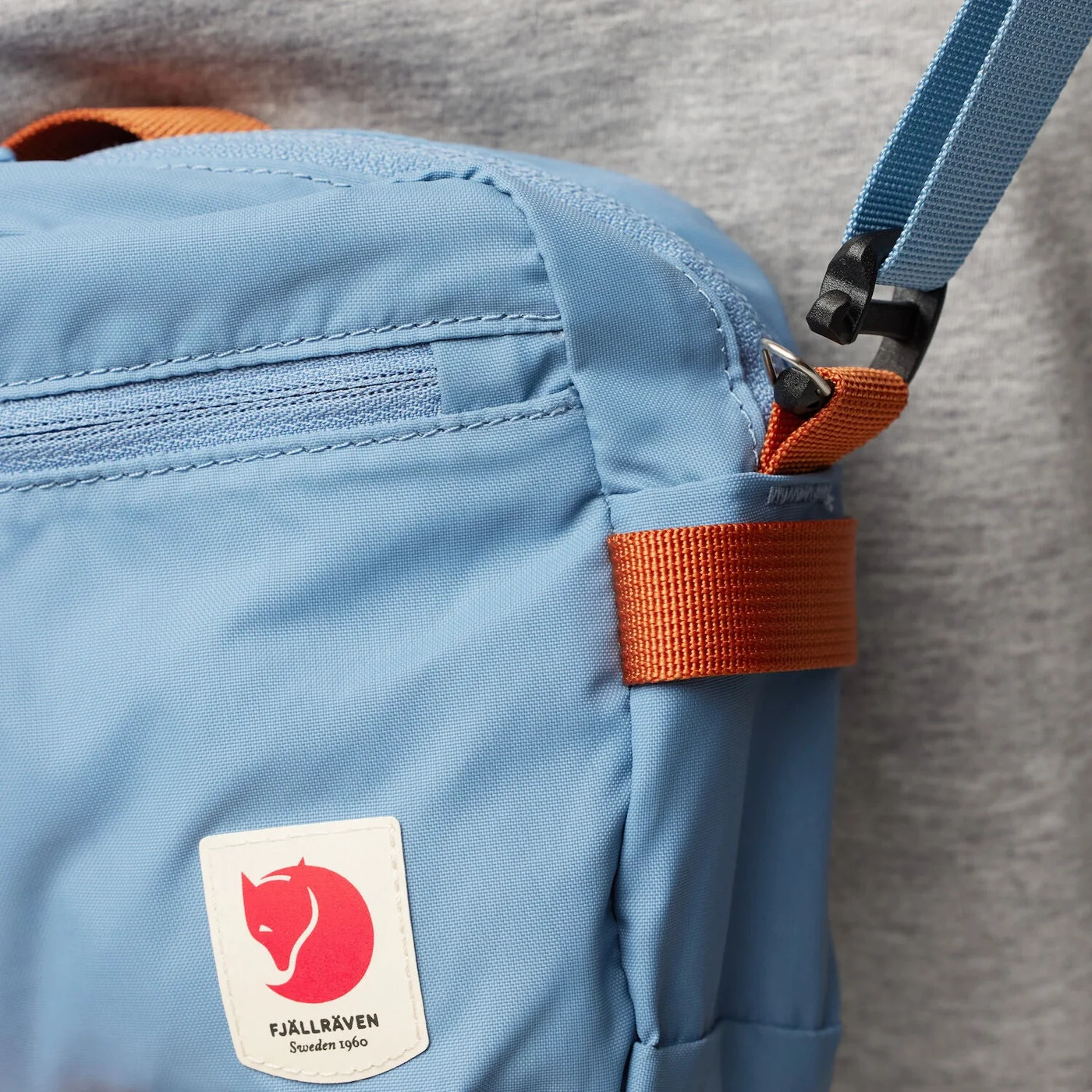 Detachable strap connection on the same model in blue; selected variant is black.