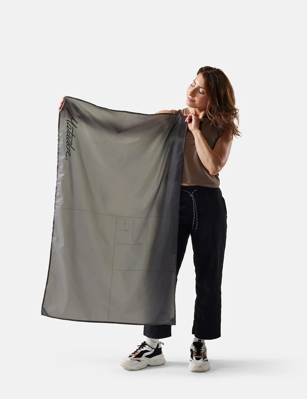 Manufacturer scale photograph of the opened charcoal Mini.