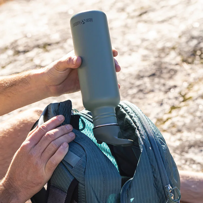 Daypack placement example in another colour; check your own pocket dimensions.