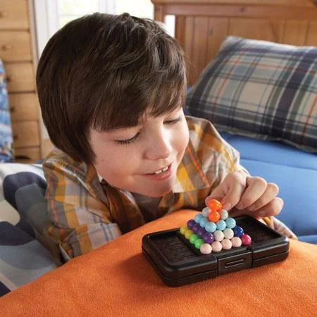 Manufacturer example of a pyramid challenge on a stable tabletop; not a FINDWEAVE test.