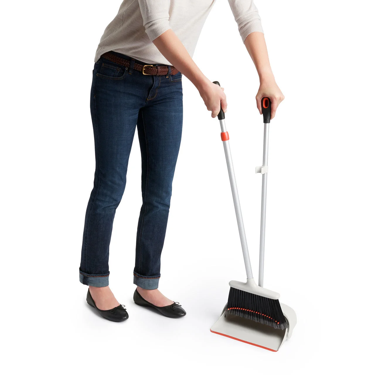 Reference scene illustrates the upright pan during floor sweeping.