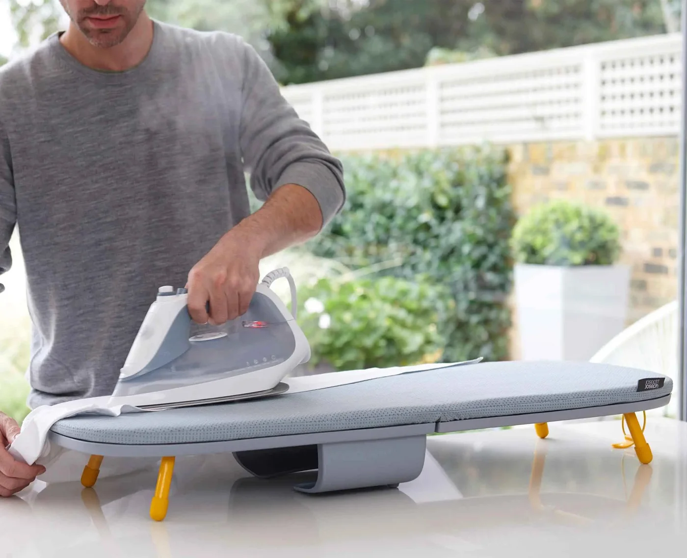 Manufacturer scene demonstrating the tabletop setup and folding legs.