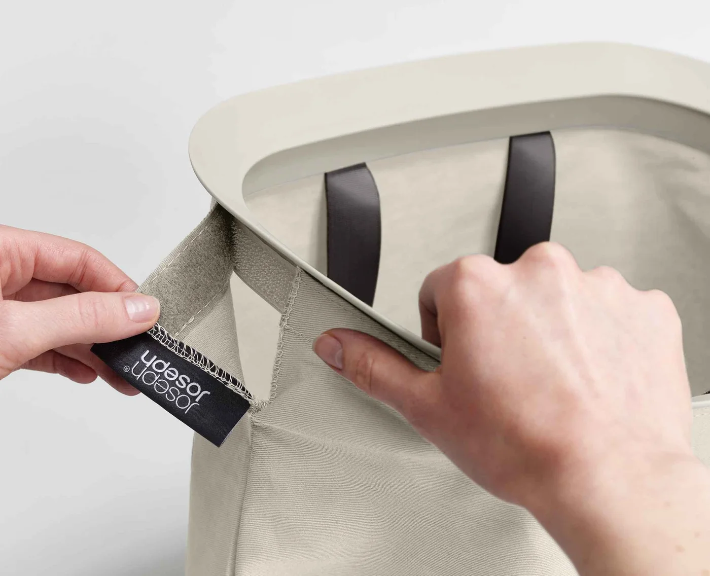 Detail of the bag rim and its positioning in the basket.