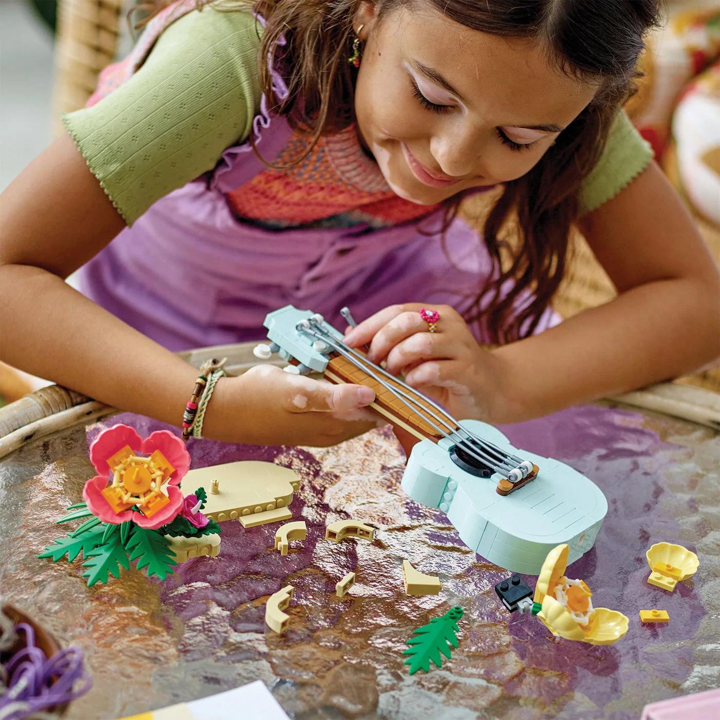 Manufacturer scene shows assembly with the set's small pieces.