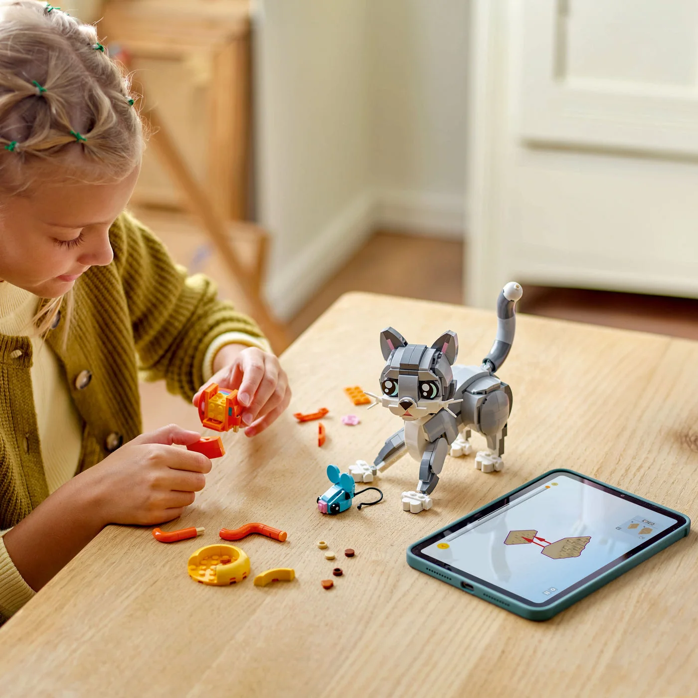 Manufacturer scene shows a child assembling the brick-built cat.