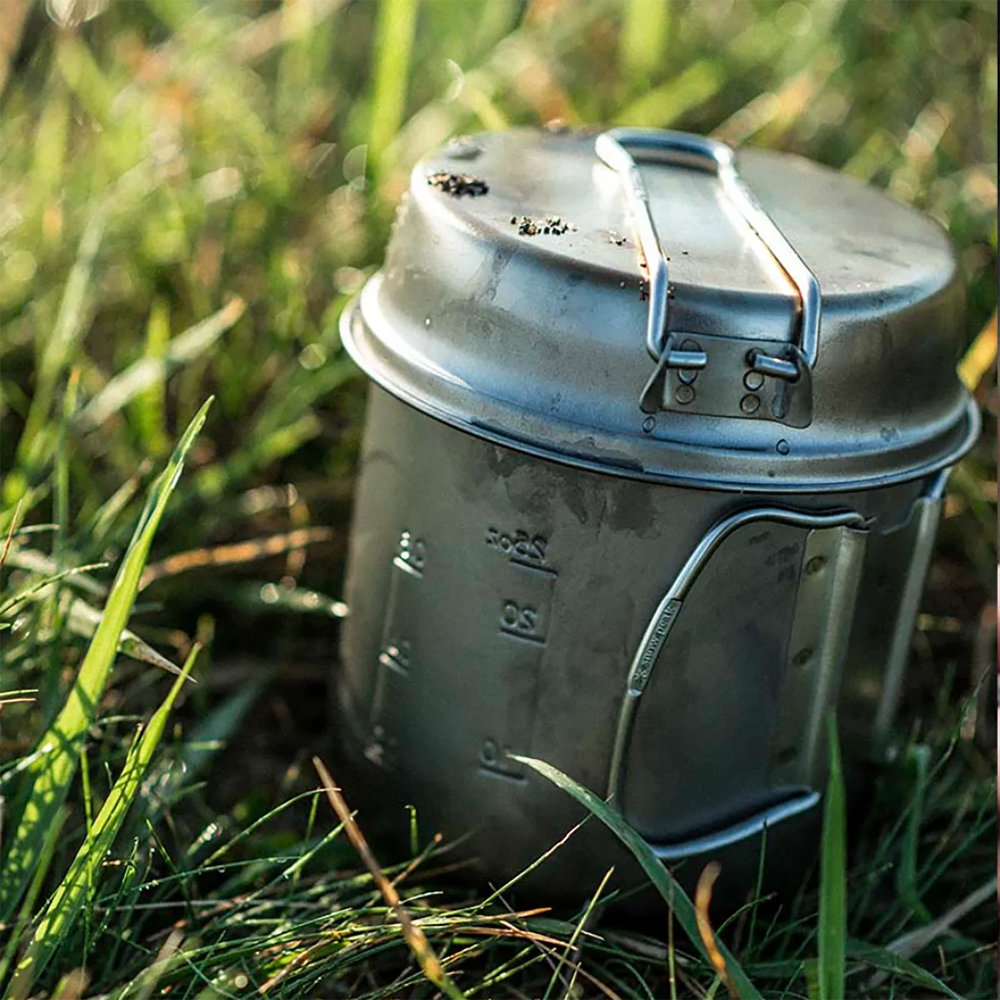 Manufacturer outdoor packing photograph; surrounding camping equipment is not included.
