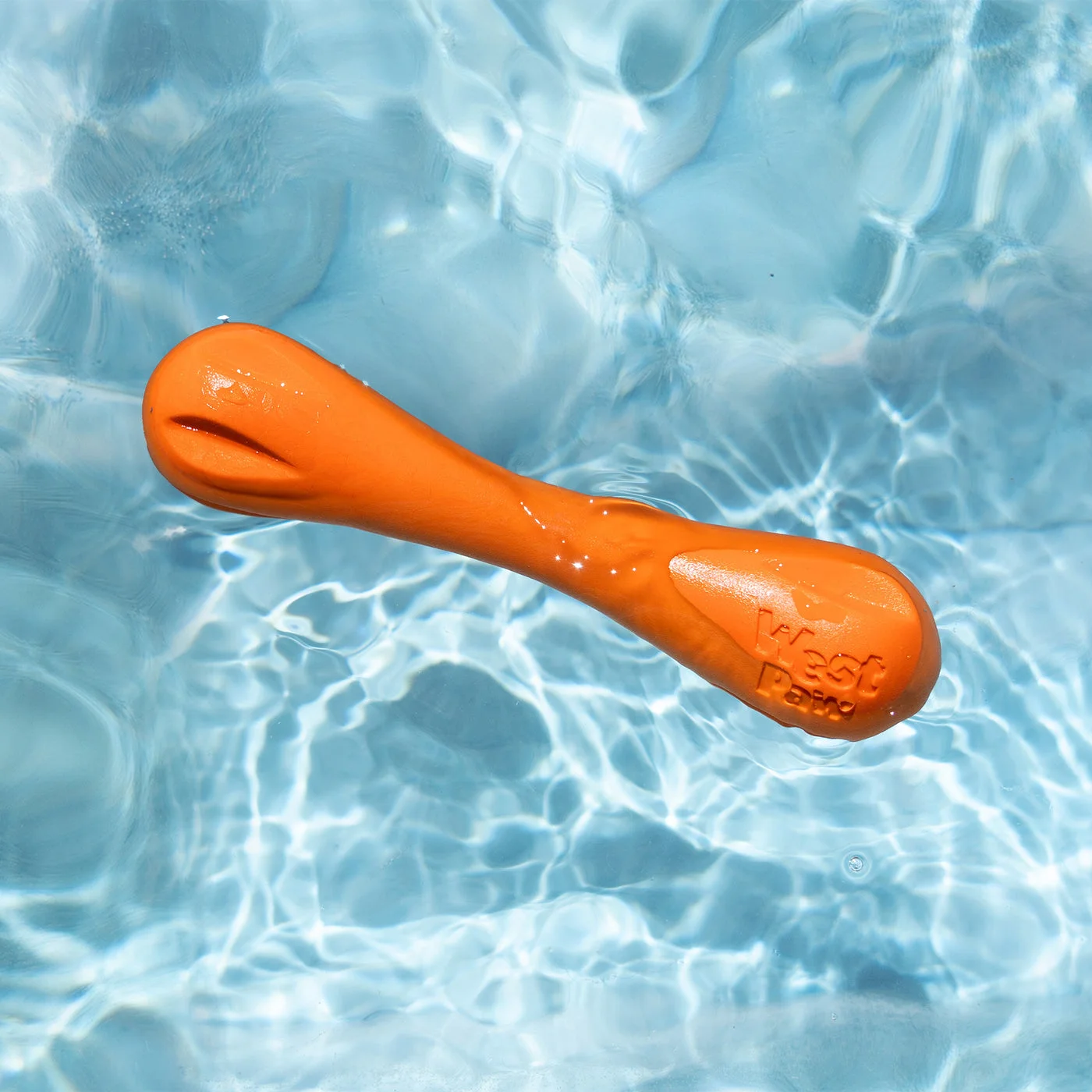 Floating-property demonstration in another colour; water play requires suitable conditions and supervision.