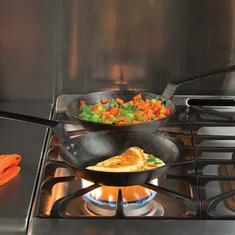 Manufacturer scene places CRS8 beside another skillet; the second pan and food are not part of the selected single-pan offer.