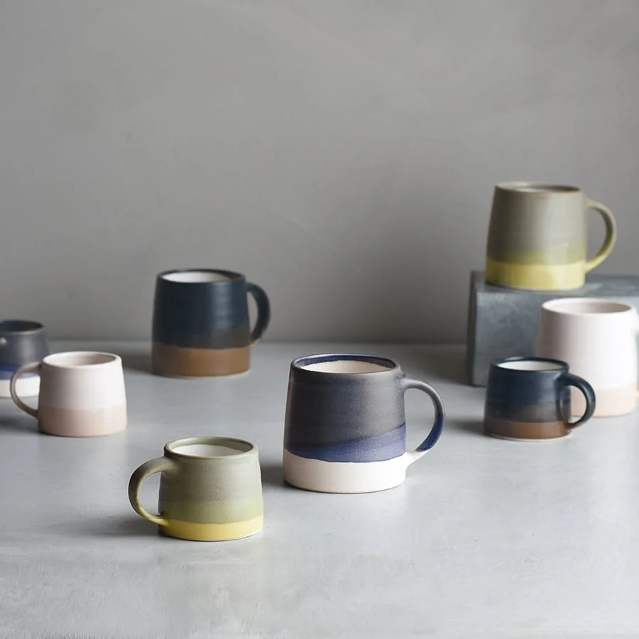 The SCS-S03 family in several colours and sizes; this offer is only the selected navy-and-white 320 ml mug.