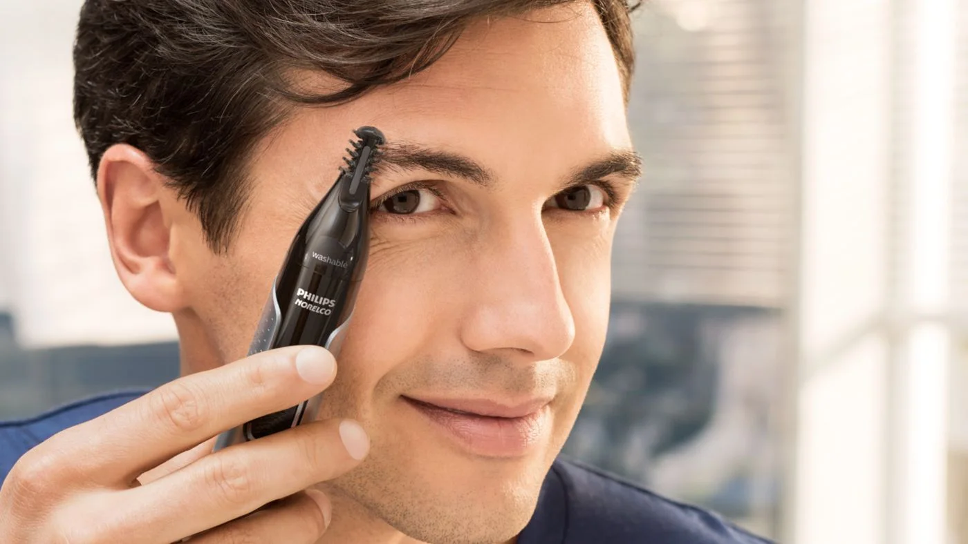 Manufacturer eyebrow-area demonstration of the smaller attachment.