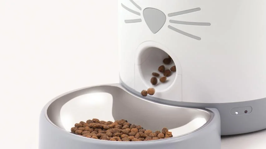 Dry kibble moving through the outlet into the dish.