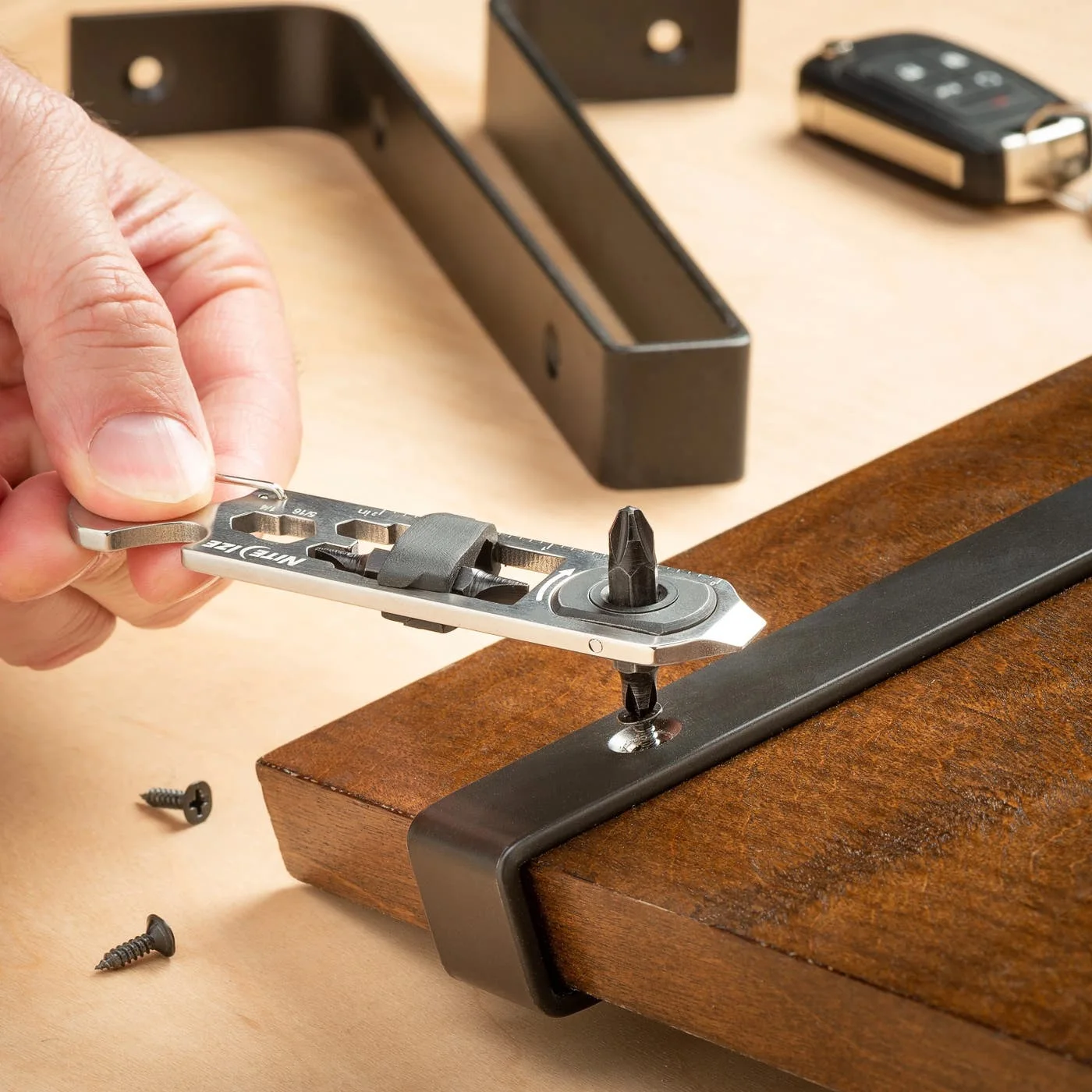 Manufacturer demonstration of the ratchet working on a small screw in restricted space.