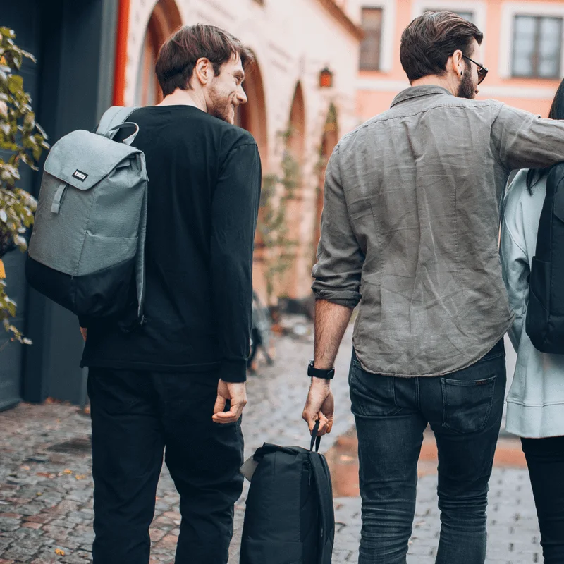 Street scene with several Lithos colours; not all bags match the selected black variant.