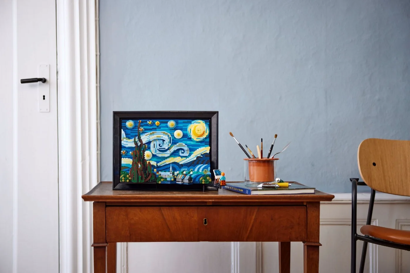 Freestanding display on furniture; furniture and accessories are not included.
