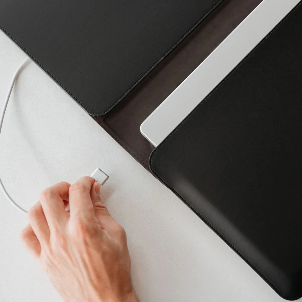 Mouse-use reference view with the fold acting as a working surface.