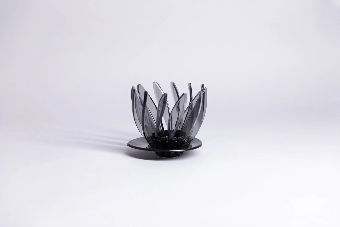 Complete transparent-blackVDSU02TB Suiren dripper with its open spiral-rib structure.