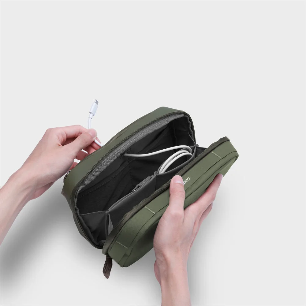 Maker hands-on demonstration of fold-down access; not our testing.