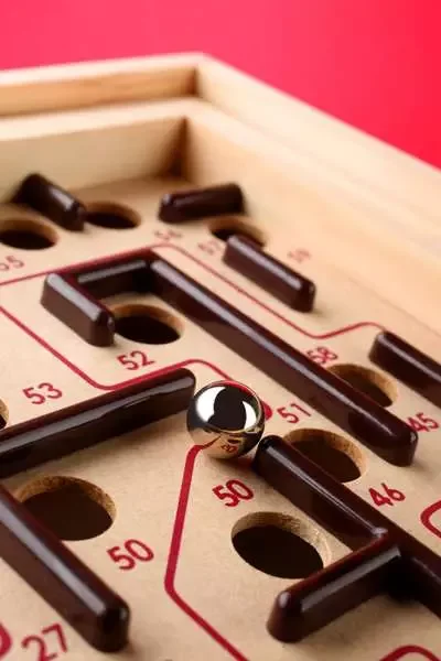 A close-up of the numbered path shows the holes the loose ball must avoid.