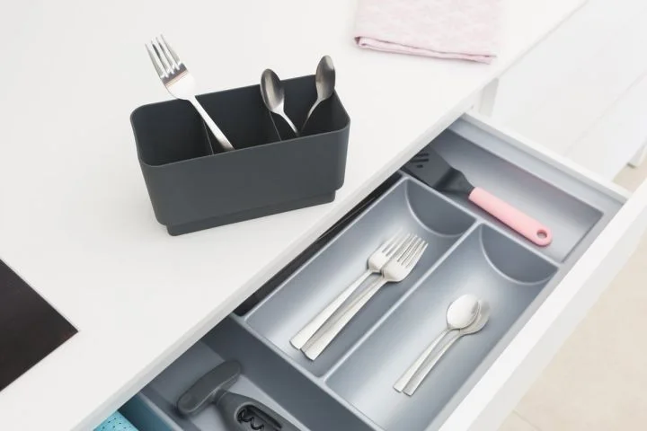Removable cutlery basket shown beside a drawer; utensils should be dry before storage.