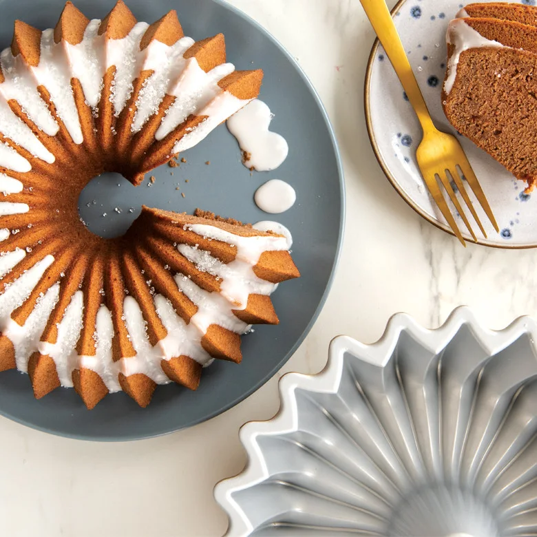 Glazed cake with a silver-finish Brilliance reference pan; selected finish is Gold.