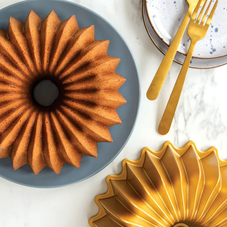 Plain cake and Gold pan showing how the mould translates to a finished bake.