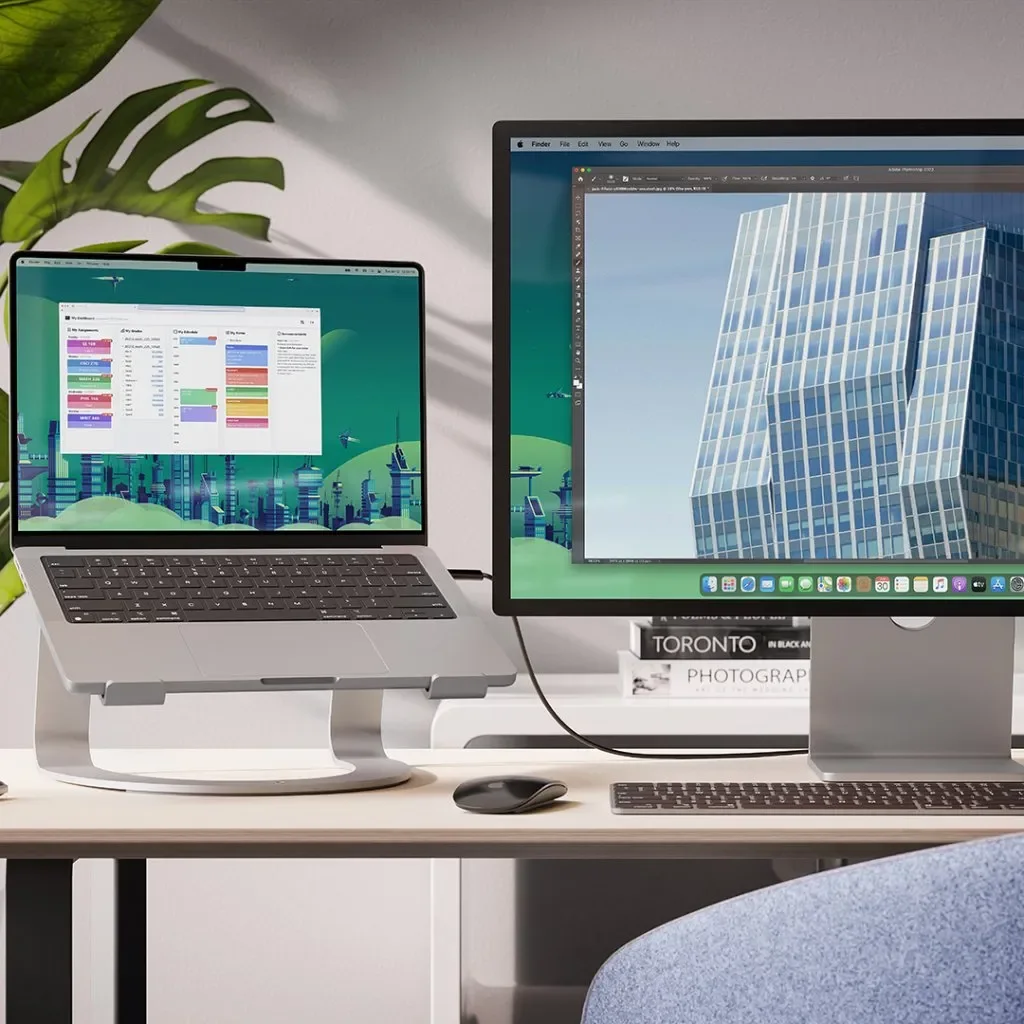 Official Nordic distributor desk-use example of Silver CurveSE; computer and monitor are context only.