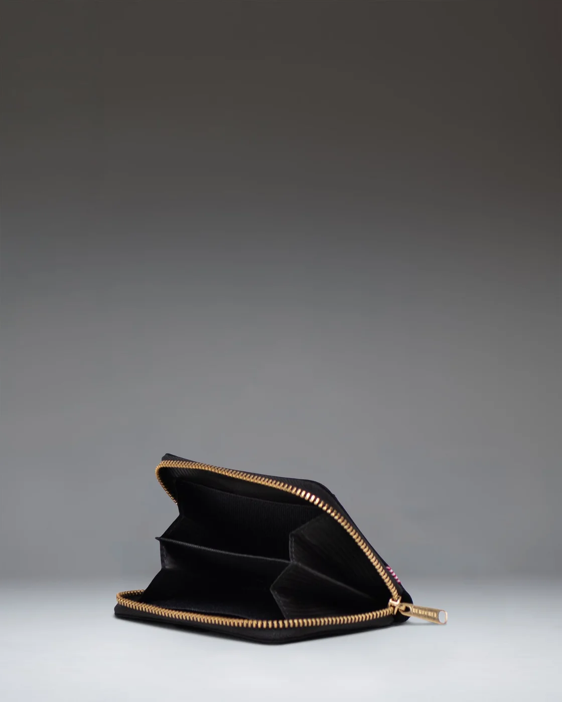 Tyler central divider and open interior in another Black colourway; structural reference, not a tested capacity.