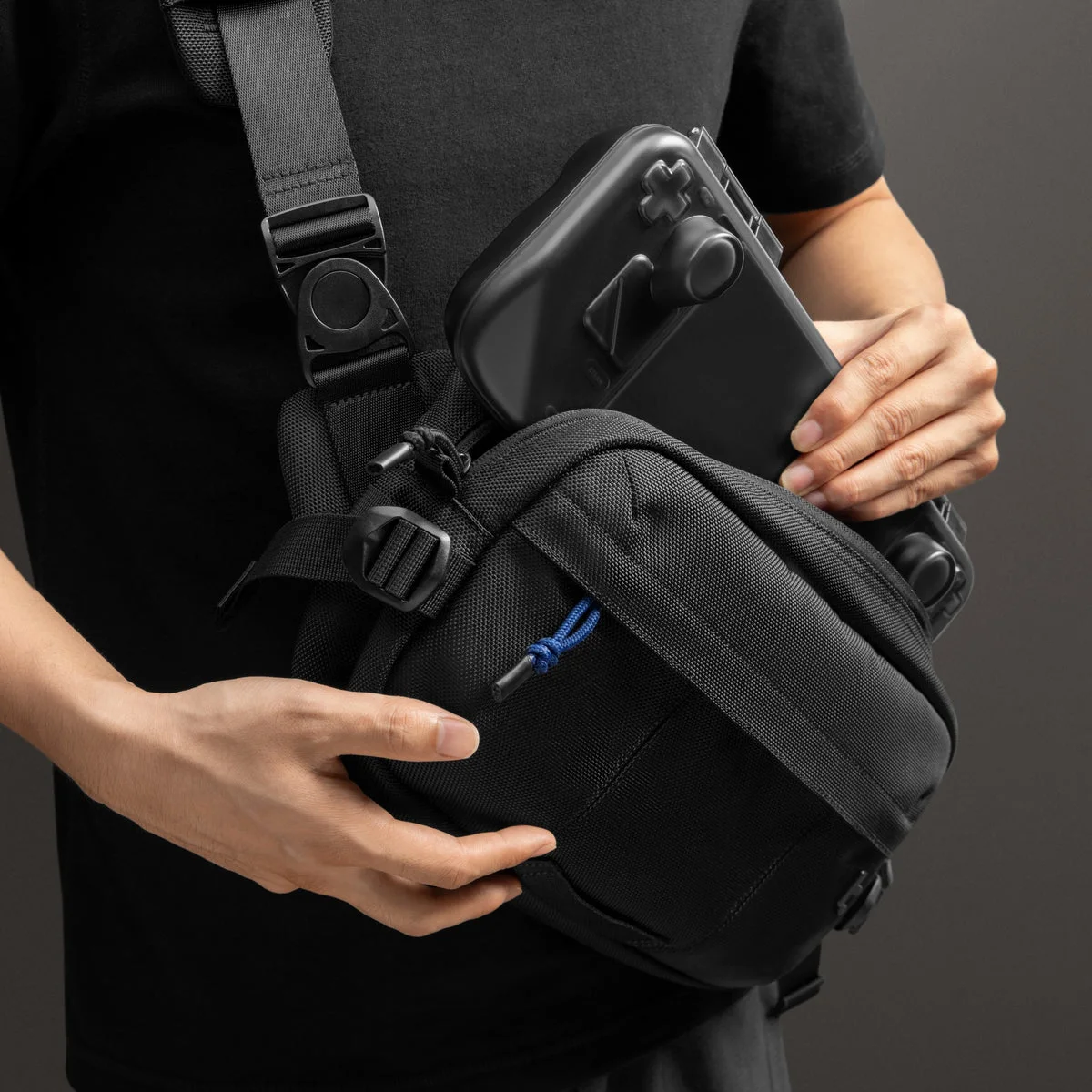 Handheld packing demonstration; device and protective accessories not included, fit must be checked.