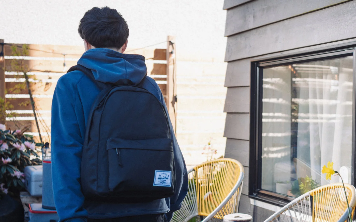 Alternative Navy ClassicXL worn on the back to show scale; selected shopping colour is Black Tonal.