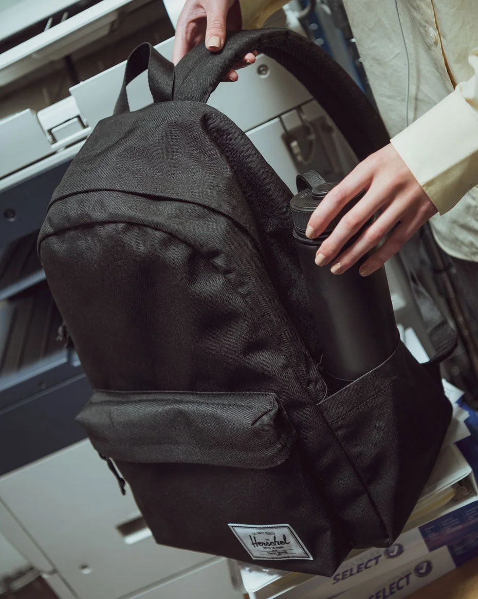 Standard Black reference showing main-compartment access; device and personal accessories are not included.