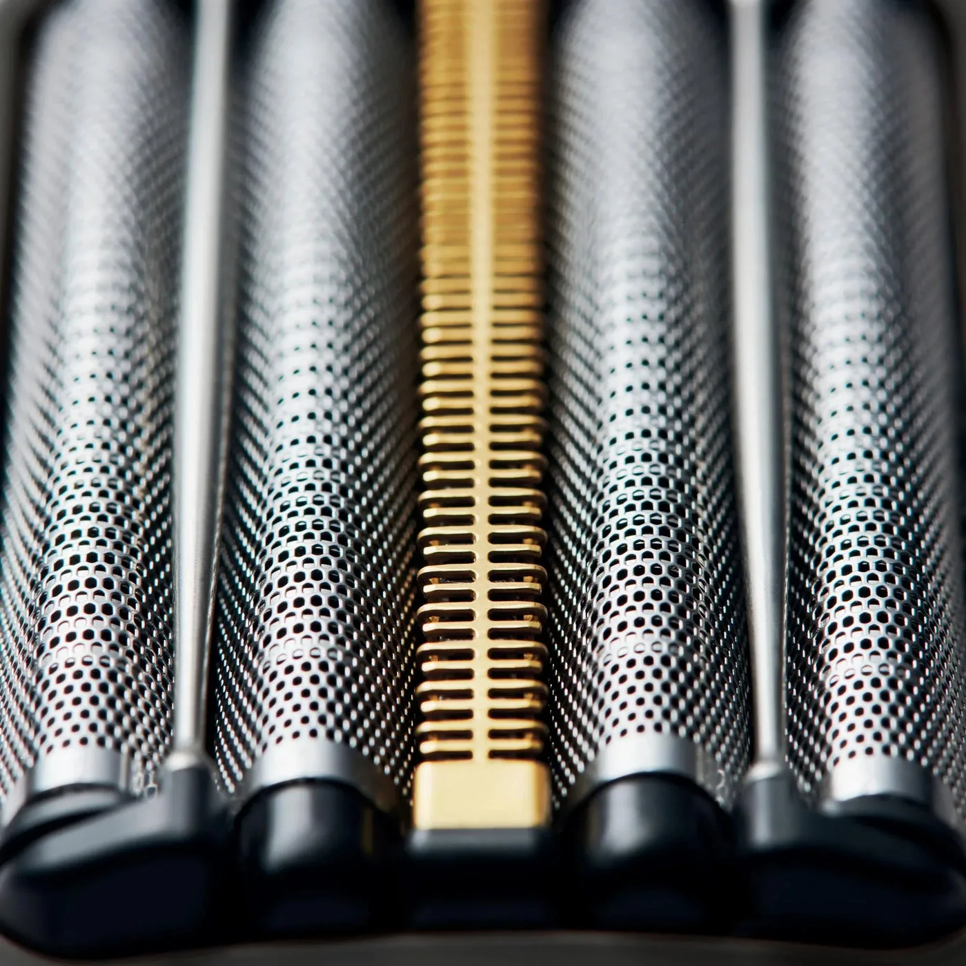 Manufacturer close-up of the foil and blade arrangement.