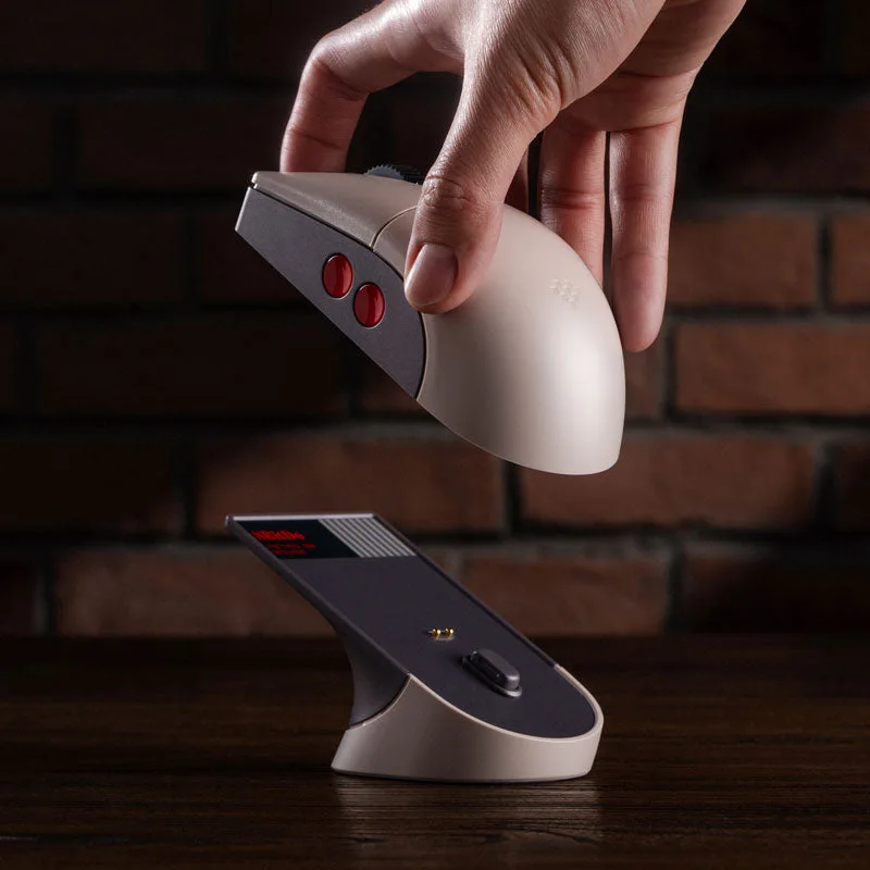 Manufacturer scene demonstrates lifting the mouse off the charging dock.